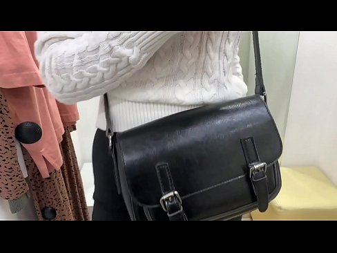 ❤️ فٹنگ روم میں ڈلڈو کے ساتھ نوجوان کتیا فیرل بیری کی عوامی مشت زنی ️❌ سیکس ️❤